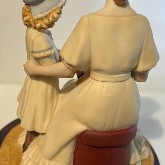 Beautiful Vintage Limited Edition Muiscal
Figurine Woman and Daughters - Picture 5 of 7